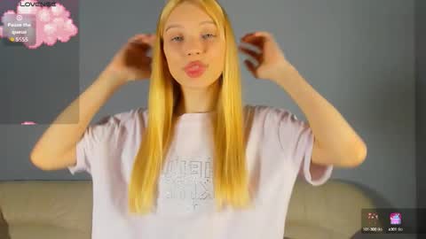 Snapshot of 18kira18 chatting on 9, 10, 2025 Kira online show from 9, 10, 2025