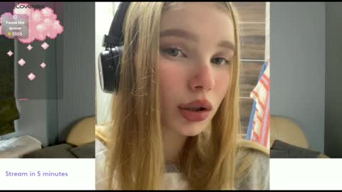 Snapshot of 18kira18 chatting on 7, 11, 2025 Kira online show from 7, 11, 2025