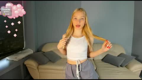 Snapshot of 18kira18 chatting on 10, 11, 2025 Kira online show from 10, 11, 2025