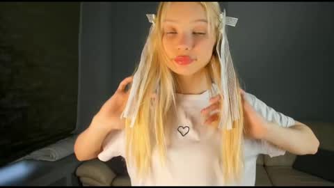 Snapshot of 18kira18 chatting on 28, 11, 2025 Kira online show from 28, 11, 2025