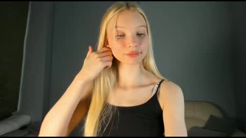 Snapshot of 18kira18 chatting on 4, 12, 2025 Kira online show from 4, 12, 2025