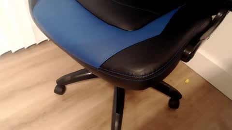 i erupt if you suck ur nipples 4 me and look at the camera while watching me online show from 1, 4, 2026