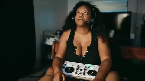 Lillycakes online show from 10, 10, 2025