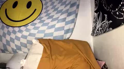 Snapshot of 21yearsy0ung9icheshung chatting on 18, 10, 2025 AlecurClit online show from 18, 10, 2025