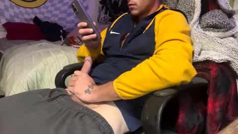 Snapshot of 21yearsy0ung9icheshung chatting on 28, 10, 2025 AlecurClit online show from 28, 10, 2025