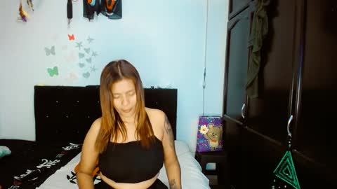 Snapshot of 2girls__dream chatting on 1, 1, 2025 samantha sharon online show from 1, 1, 2025