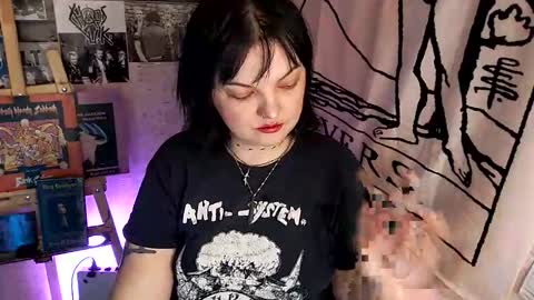 Snapshot of 80s_brat chatting on 19, 10, 2025 Ivy online show from 19, 10, 2025