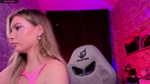 Snapshot of _bellaclark chatting on 27, 10, 2025 Bella online show from 27, 10, 2025