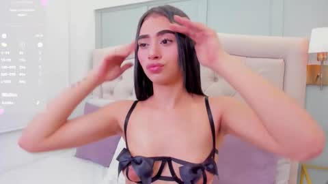 Snapshot of _emma_luu_ chatting on 23, 10, 2025 Emi  online show from 23, 10, 2025