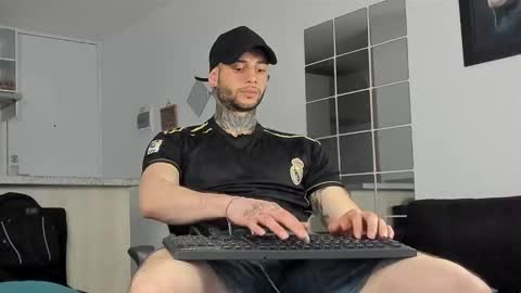 Snapshot of _jamesleandros chatting on 5, 1, 2025 jeison online show from 5, 1, 2025