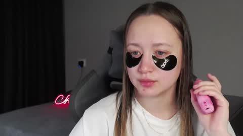 _lalune_ online show from 4, 12, 2025