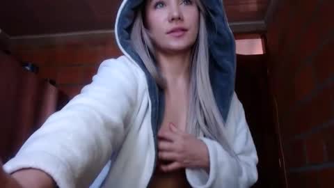 _lunablondie_ online show from 15, 1, 2025