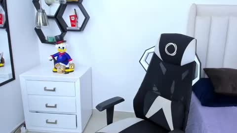 Snapshot of _matthew_santos_ chatting on 4, 2, 2025 _matthew_santos_ online show from 4, 2, 2025