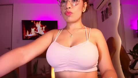 Snapshot of _megan_akbar chatting on 25, 9, 2025 Marce online show from 25, 9, 2025