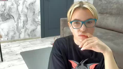 Snapshot of _miss_strawberry_ chatting on 27, 4, 2026 Sofia birthday october 29 online show from 27, 4, 2026