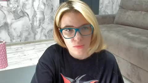 Snapshot of _miss_strawberry_ chatting on 28, 4, 2026 Sofia birthday october 29 online show from 28, 4, 2026
