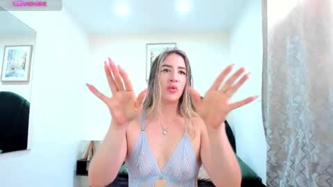 Snapshot of _sofia_cruz chatting on 18, 12, 2025 640 200 online show from 18, 12, 2025