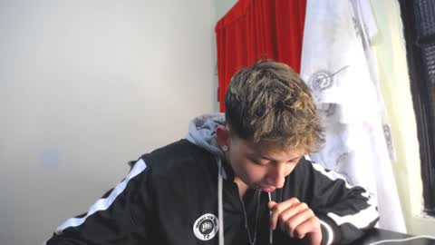 Snapshot of _thomas_hot_ chatting on 12, 1, 2025 Thomas online show from 12, 1, 2025