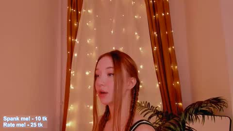 Snapshot of _violet_mills_ chatting on 23, 10, 2025 Violet online show from 23, 10, 2025