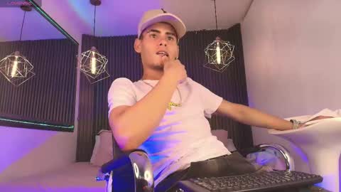 Snapshot of _white_fox_ chatting on 18, 9, 2025 white fox online show from 18, 9, 2025