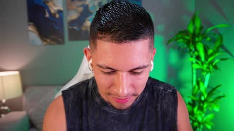 Snapshot of aaronfox_ chatting on 5, 1, 2025 AARON online show from 5, 1, 2025