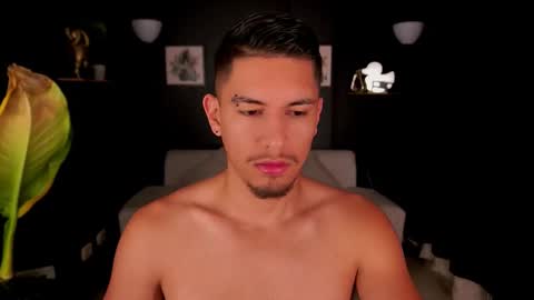 Snapshot of aaronfox_ chatting on 11, 9, 2025 AARON online show from 11, 9, 2025