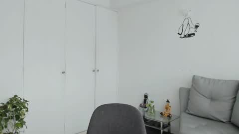 Laura  online show from 10, 4, 2026