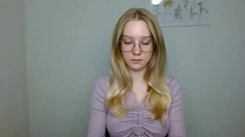 Abby Lovense is active online show from 27, 9, 2025