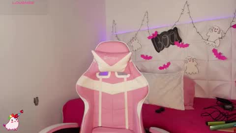 Abril  online show from 10, 10, 2025