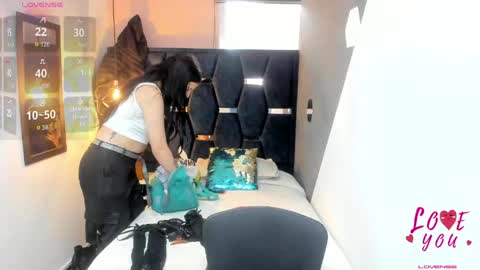 Abril Fox online show from 27, 5, 2026
