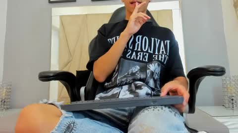 Adams Bobby online show from 7, 4, 2026