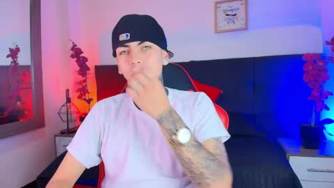 AdamsWalkerr  online show from 8, 4, 2026