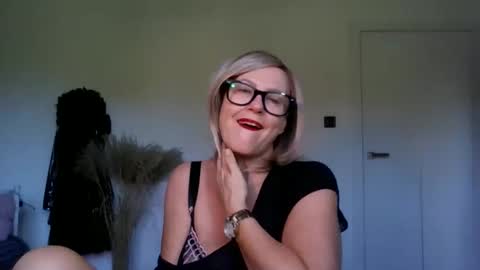 adelemilf40 online show from 27, 9, 2025