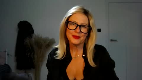 adelemilf40 online show from 23, 10, 2025