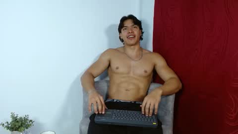 Snapshot of adriel_escalante chatting on 21, 9, 2025 adriel_escalante online show from 21, 9, 2025
