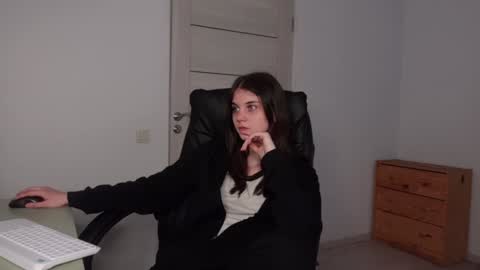 Agelina Lilly Laura online show from 25, 1, 2025