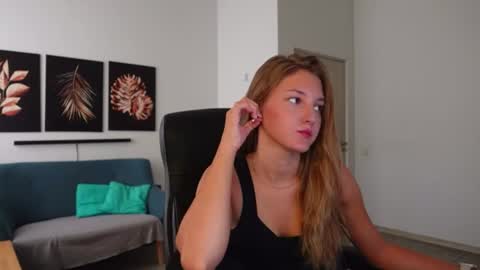 Snapshot of agelina_summer chatting on 4, 8, 2026 Agelina Lilly Laura online show from 4, 8, 2026
