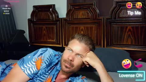 Blue Eyed Handsome Man online show from 18, 4, 2026