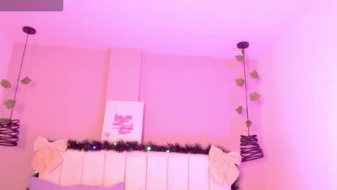 Snapshot of ahri_roux chatting on 15, 12, 2025 ahry online show from 15, 12, 2025