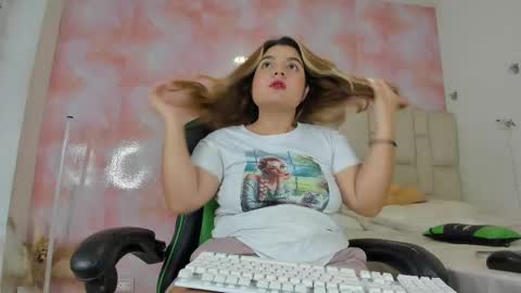 Snapshot of aida_rose chatting on 7, 10, 2025 karoline online show from 7, 10, 2025