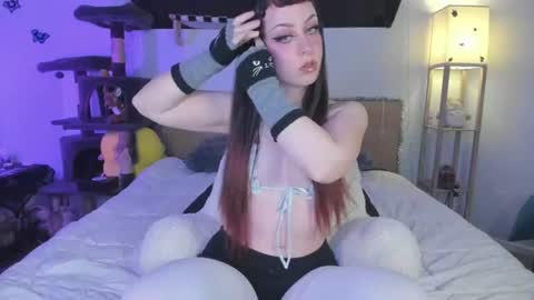 Aivie Pink online show from 25, 7, 2026
