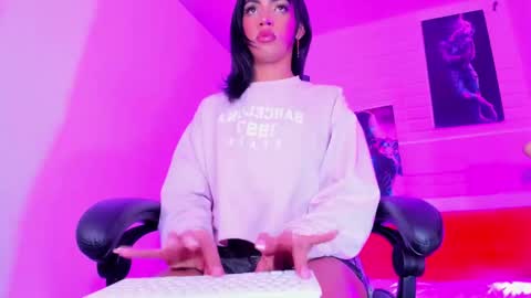 Snapshot of alahia__rodriguez chatting on 5, 1, 2025 Alahia Rodriguez online show from 5, 1, 2025