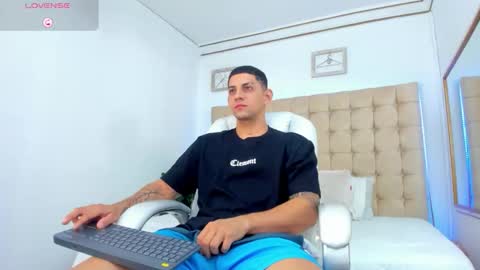 Snapshot of alex_cute77 chatting on 30, 9, 2025 alex online show from 30, 9, 2025