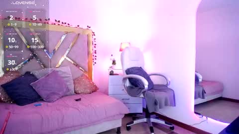 Snapshot of alexamoon__ chatting on 10, 10, 2025 Alexa Moon online show from 10, 10, 2025