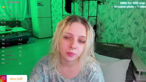 Snapshot of alice_halle chatting on 2, 1, 2025 alice_halle online show from 2, 1, 2025