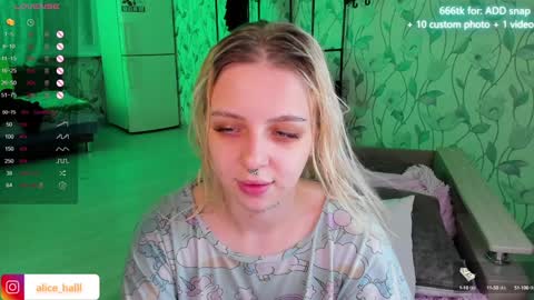 Snapshot of alice_halle chatting on 4, 1, 2025 alice_halle online show from 4, 1, 2025