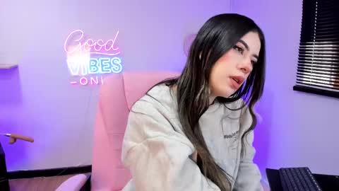 Snapshot of alicee_vixen chatting on 19, 9, 2025 Alice online show from 19, 9, 2025