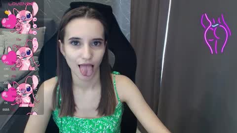 Snapshot of aliceweiss_ chatting on 6, 11, 2025 Alice online show from 6, 11, 2025