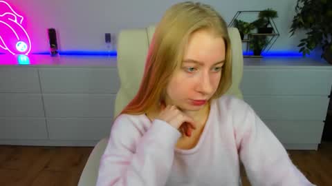 Snapshot of alina__blonde chatting on 19, 1, 2026 Alina online show from 19, 1, 2026