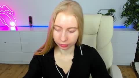 Snapshot of alina__blonde chatting on 8, 2, 2026 Alina online show from 8, 2, 2026